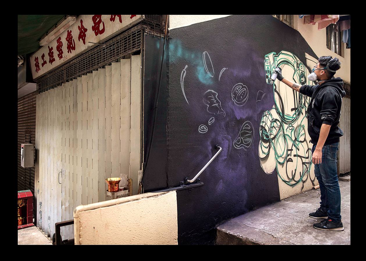 Decenas de murales estallan y florecen en paredes y callejones de Hong Kong. La ciudad carece de una pinacoteca reconocida en el mundo, pero el arte presente en sus calles ha recibido un gran impulso, favorecido por el creciente número de exposiciones celebradas en los últimos años y el altavoz de Instagram. En 2015, un mosaico del artista francés Invader se vendió en una subasta por 258.000 dólares. La obra había sido destruida por las autoridades de Honng Kong, lo que enfureció a los residentes, y luego fue recreada para la venta.