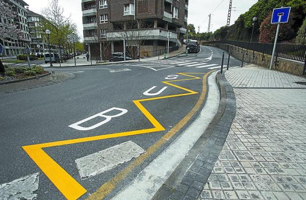 En la plaza Urruña se han pintado las líneas que indican dónde parará el autobús de la L4.