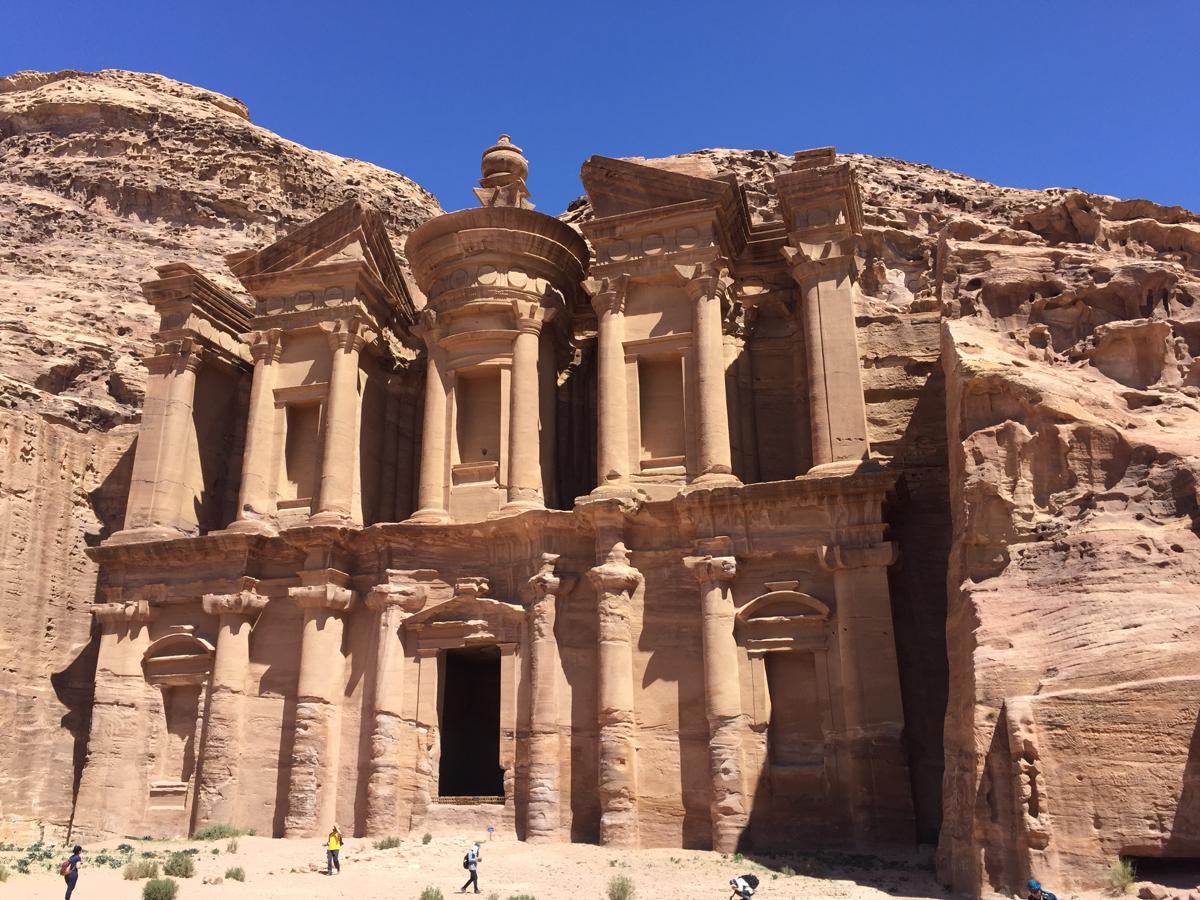 Incluida entre las Siete Maravillas del Mundo en 2007, esta urbe abandonada con gran parte de sus construcciones talladas en la roca es la mayor atracción de Jordania