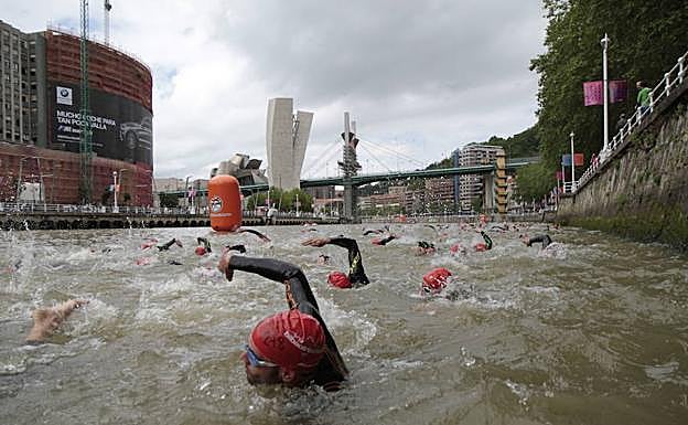 Decenas de atletas en la ría durante la prueba del año pasado. /