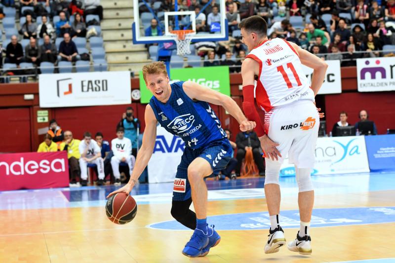 El Baskonia se lleva la victoria, 72-84. Los alaveses hacen valer su calidad para imponerse a un Gipuzkoa Basket que brilló en la primera mitad pero que tuvo que hincar la rodilla ante un rival superior.