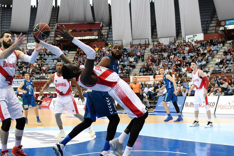 El Baskonia se lleva la victoria, 72-84. Los alaveses hacen valer su calidad para imponerse a un Gipuzkoa Basket que brilló en la primera mitad pero que tuvo que hincar la rodilla ante un rival superior.