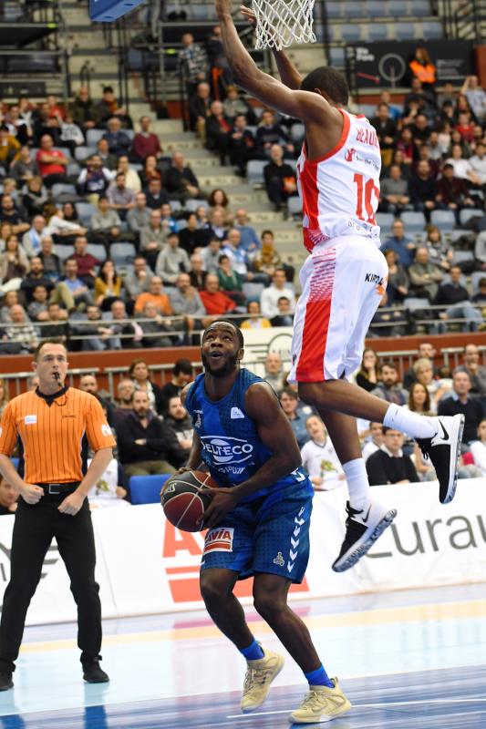 El Baskonia se lleva la victoria, 72-84. Los alaveses hacen valer su calidad para imponerse a un Gipuzkoa Basket que brilló en la primera mitad pero que tuvo que hincar la rodilla ante un rival superior.