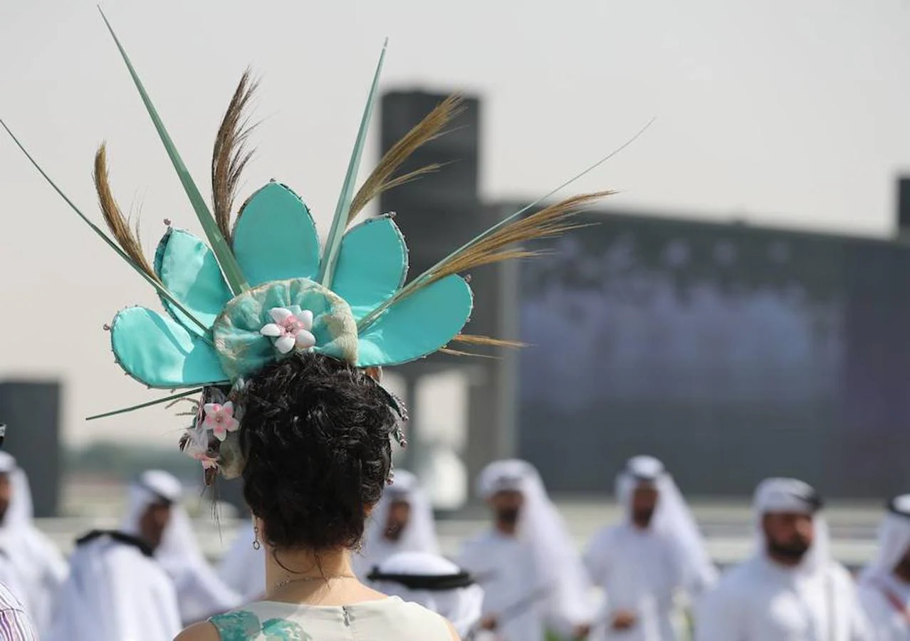 Este sábado ha tenido lugar la Copa Mundial de Dubai, la competición de caballos en la que se reparte el mejor premio de todo el mundo (en 2015 se repartieron 10 millones de dólares en premios). Los jinetes y sus caballos fueron los protagonistas de la jornada, pero los sombreros de las invitadas eclipsaron durante unos instantes a las estrellas del certamen.