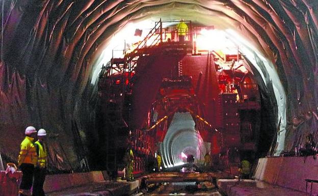 Túnel bitubo de 2,8 kilómetros entre Antzuola y Ezkio.