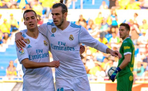 Lucas Vázquez celebra con Bale uno de los dos goles del galés. 