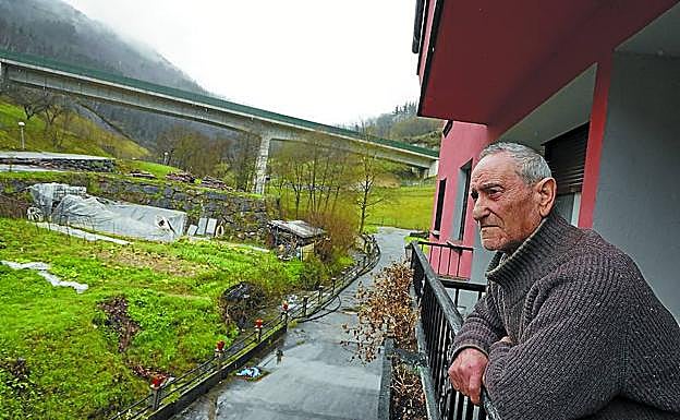 Patxi observa desde el balcón de su casa del barrio de Mariarats de Ordizia el viaducto que une los dos túneles, uno hacia Itsasondo y otro hacia Beasain del TAV. 
