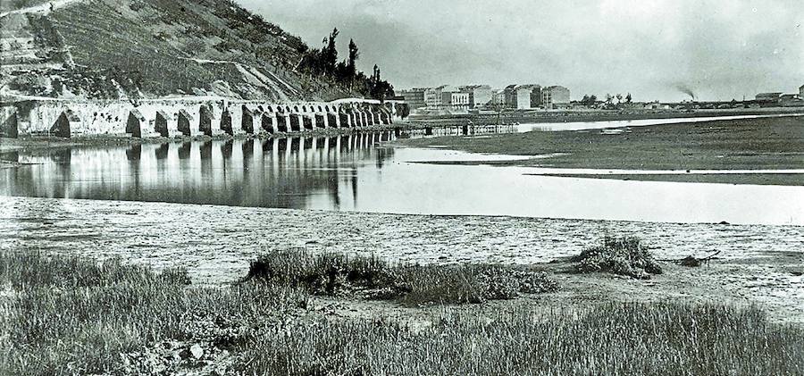 Acueducto. A comienzos del siglo XVII empezó la construcción del acueducto que permitiría conducir las aguas de varios manantiales de Morlans hasta las murallas. / KUTXATEKA