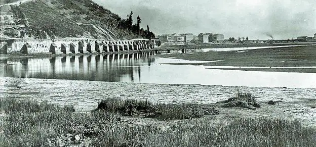 Acueducto. A comienzos del siglo XVII empezó la construcción del acueducto que permitiría conducir las aguas de varios manantiales de Morlans hasta las murallas.