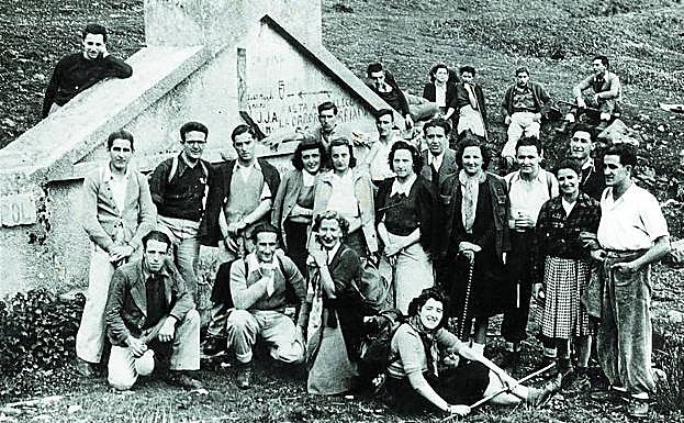 1942an Pol-Pol iturriaren ondoan, Irukurutzetan buzoia jarri ostean. Elkartea sortu eta handik hiru hilabetera