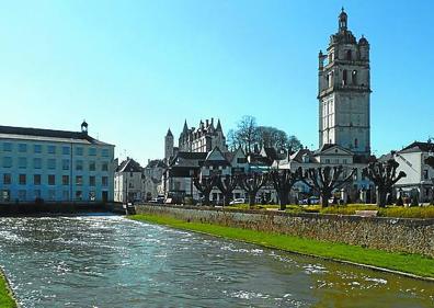 Imagen secundaria 1 - Conjunto monumental de Amboise, donde Leonardo da Vinci pasó sus últimos días. Debajo, el centro de Loches. A su vera, la pequeña localidad de Montrésor, plena de encanto, forma parte de la lista de los pueblos más bonitos de Francia. Razones no le faltan, especialmente si recorren la orilla del río Indroise para admirar#su skyline medieval. 