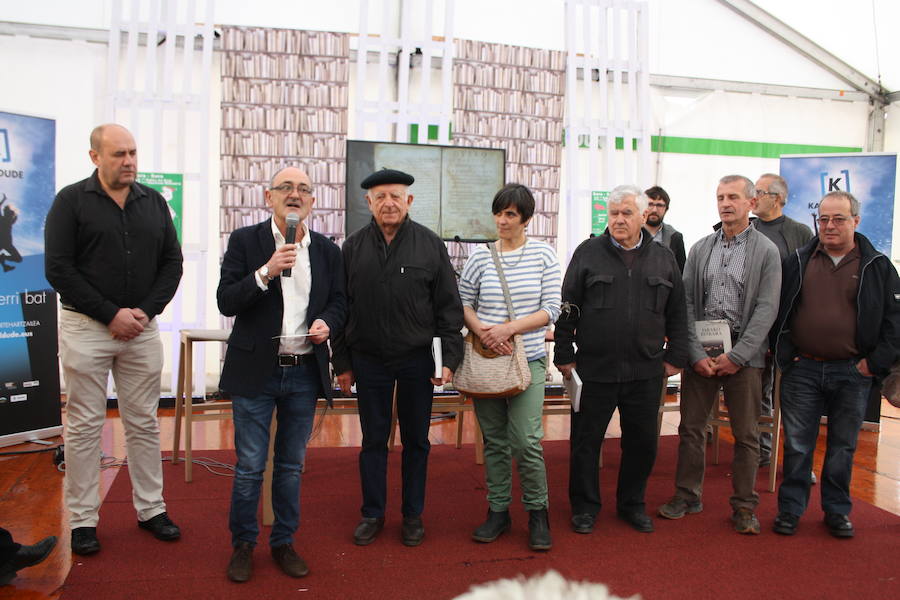 Sarako Idazleen 35. Biltzarrean Austin Zamora olerkaria eta Jean-Claude Larronde historialaria izan dira omenduak. Koldo Zuazoren 'Sarako euskara' liburua ere goraipatu dute