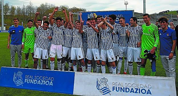 Los jugadores de la Real Sociedad sub 17 celebran su triunfo en el Torneo Internacional, flanqueados por Llorente y Odriozola.