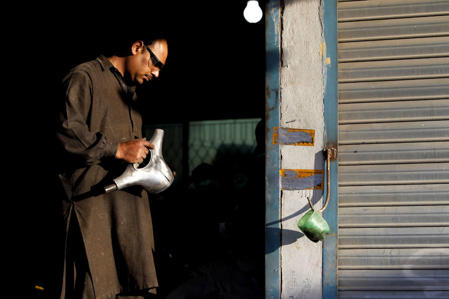 Las motocicletas baratas fabricadas en China inundan las carreteras de Pakistán y han transformado la vida de muchísimos ciudadanos de este país de 208 millones de personas. Pero los fanáticos de las clásicas Vespa luchan por encontrar piezas de repuesto para preservar modelos de épocas pasadas. En Lahore, cerca de la frontera india, los propietarios de la famosa escúter a menudo tienen que conformarse con recambios de baja calidad fabricados en talleres locales o en los países vecinos. Muchos las veneran. Son, dicen, «el segundo mejor regalo que Italia ha hecho al mundo: el primero fue la pizza».