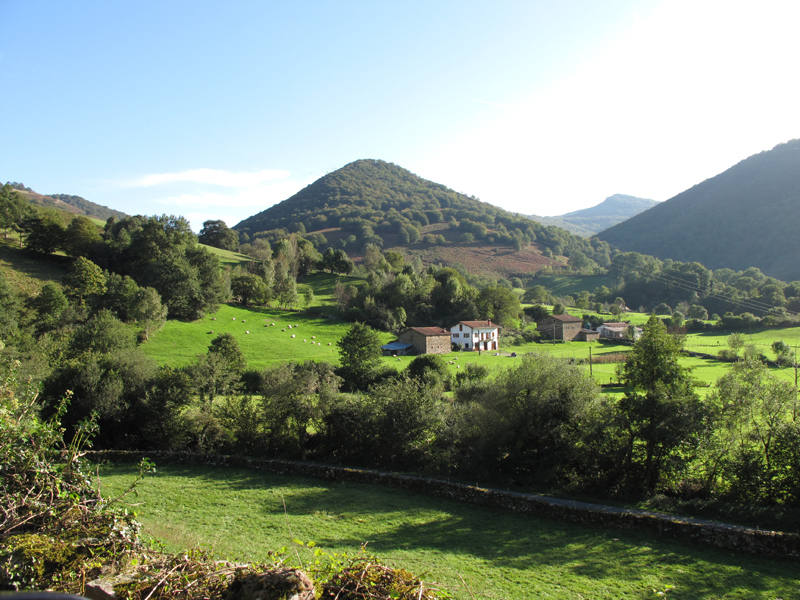 Entre las cumbres amables que trazan la muga entre los valles de Baztan y Aldude se encuentra la enigmática Harrikulunka. Cuentan que es en los días de fuerte viento, cuando la tempestad se cierne sobre las montañas del Pirineo, cuando esta gran piedra se balancea sin necesidad de que nadie la empuje. Su leyenda nos lleva hasta tiempos lejanos, cuando los míticos gentiles poblaban estas tierras. No hace falta viajar tan atrás para descubrir un pasado inquietante. Y es que hace solo un puñado de años, los senderos que hoy recorremos eran un continuo ir y venir de contrabandistas y guardias de fronteras