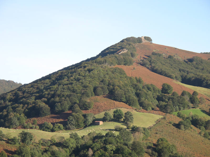 Entre las cumbres amables que trazan la muga entre los valles de Baztan y Aldude se encuentra la enigmática Harrikulunka. Cuentan que es en los días de fuerte viento, cuando la tempestad se cierne sobre las montañas del Pirineo, cuando esta gran piedra se balancea sin necesidad de que nadie la empuje. Su leyenda nos lleva hasta tiempos lejanos, cuando los míticos gentiles poblaban estas tierras. No hace falta viajar tan atrás para descubrir un pasado inquietante. Y es que hace solo un puñado de años, los senderos que hoy recorremos eran un continuo ir y venir de contrabandistas y guardias de fronteras