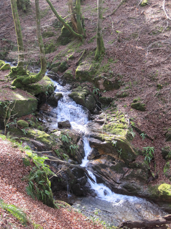Entre las cumbres amables que trazan la muga entre los valles de Baztan y Aldude se encuentra la enigmática Harrikulunka. Cuentan que es en los días de fuerte viento, cuando la tempestad se cierne sobre las montañas del Pirineo, cuando esta gran piedra se balancea sin necesidad de que nadie la empuje. Su leyenda nos lleva hasta tiempos lejanos, cuando los míticos gentiles poblaban estas tierras. No hace falta viajar tan atrás para descubrir un pasado inquietante. Y es que hace solo un puñado de años, los senderos que hoy recorremos eran un continuo ir y venir de contrabandistas y guardias de fronteras