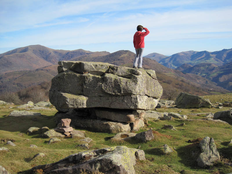 Entre las cumbres amables que trazan la muga entre los valles de Baztan y Aldude se encuentra la enigmática Harrikulunka. Cuentan que es en los días de fuerte viento, cuando la tempestad se cierne sobre las montañas del Pirineo, cuando esta gran piedra se balancea sin necesidad de que nadie la empuje. Su leyenda nos lleva hasta tiempos lejanos, cuando los míticos gentiles poblaban estas tierras. No hace falta viajar tan atrás para descubrir un pasado inquietante. Y es que hace solo un puñado de años, los senderos que hoy recorremos eran un continuo ir y venir de contrabandistas y guardias de fronteras