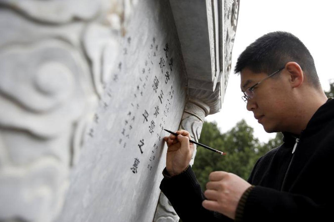 Atienden y limpian las tumbas antes del Festival de Qingming, o el Día de Barrido de Tumbas, en Beijing,