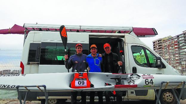Tras la competición. De izquierda a derecha, Aritz Araneta, Lander Rodríguez y Txema Yarza, palistas de Pasaia Kayak, antes de su regreso.