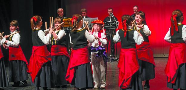 Danza. Dantzaris de Urki en el Festival de Primavera que organiza anualmente en el auditorio. Este año se celebrará el 22 de abril. 