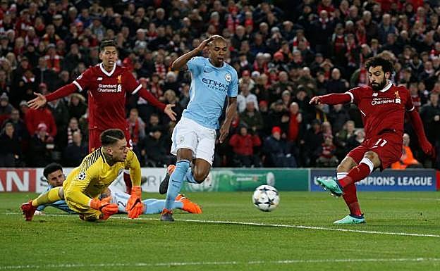 Salah logra el primer gol del Liverpool ante el City en Anfield. 