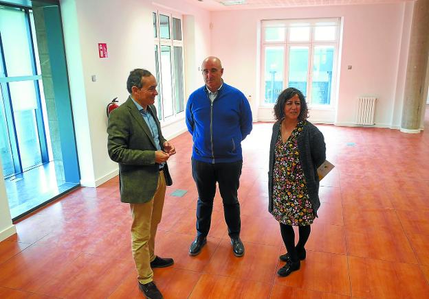 Páez y Altuna, con la directora de Bidasoa activa, Eva Fernández, en lo que serán las instalaciones de El Espazio en Ducourau.
