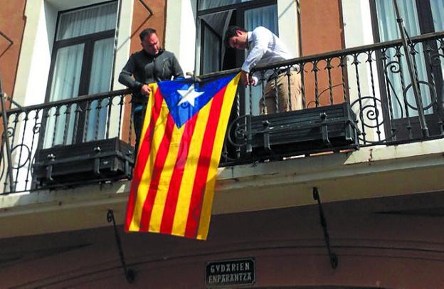 Udaletxean zintzilikatu zuten estelada. 