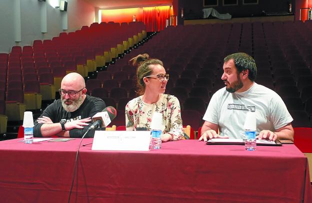 Jon Paul Arroyo, Juncal Eizaguirre y Eneko Sánchez presentaron el programa cinéfilo.
