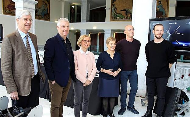 Los responsables municipales y del ballet, en San Sebastián