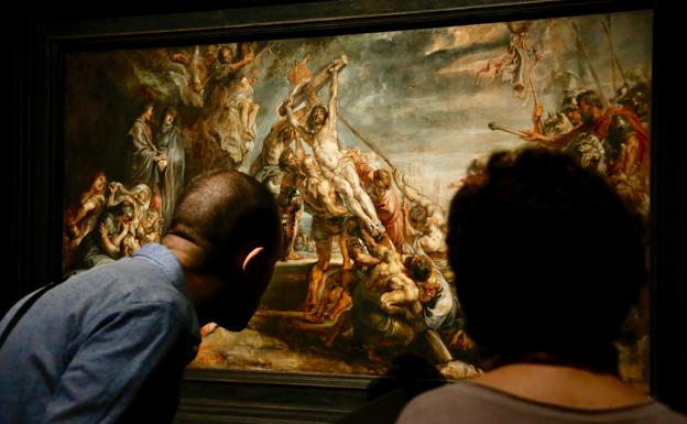 Dos asistentes contemplan una de las obras de la muestra 'Rubens. Pintor de bocetos'.