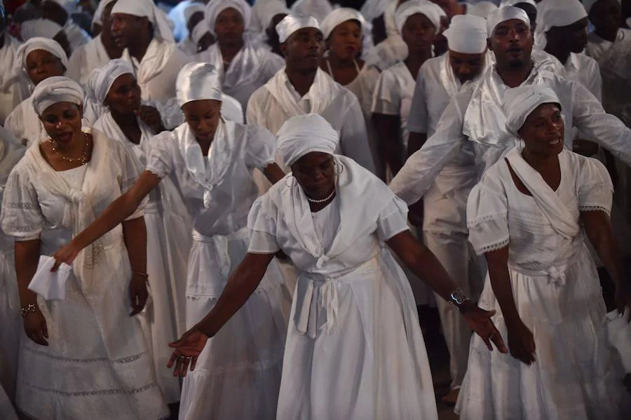 Los seguidores vudú siguen activos en Haití. Vestidos de blanco, sacrifican toros, gallinas o cabras y se untan el cuerpo con su sangre para sumergirse después en una piscina sagrada, llamada Loa, el espíritu que ayuda a gobernar el universo. 