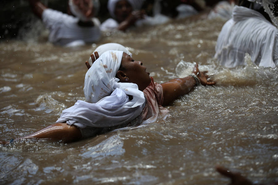 Los seguidores vudú siguen activos en Haití. Vestidos de blanco, sacrifican toros, gallinas o cabras y se untan el cuerpo con su sangre para sumergirse después en una piscina sagrada, llamada Loa, el espíritu que ayuda a gobernar el universo. 