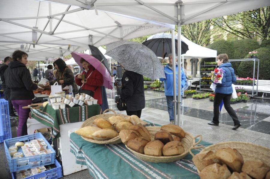 La plaza Easo se ha convertido en punto de encuentro entre productores de la zona de donostialdea y alrededores y vecinos atraídos por una compra cercana, de productos frescos elaborados localmente.