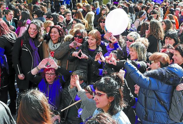 Un momento de la concentración feminista del pasado 8 de marzo en Donostia.