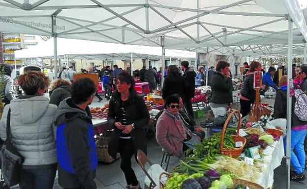 Feria. Las antiguas carpas que se emplean para las ferias como la de la imagen están deterioradas tras más de 10 años de uso. 