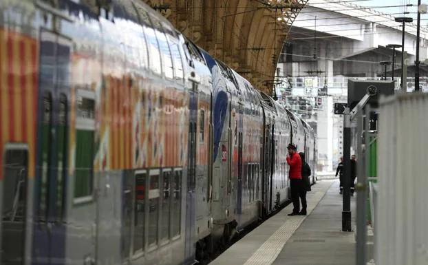 Un andén permanece vacío durante la segunda jornada de huelga de ferrocarriles en Niza. 