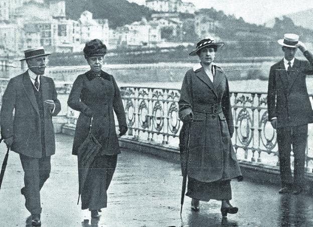 Las reinas María Cristina y Victoria Eugenia, paseando por La Concha.