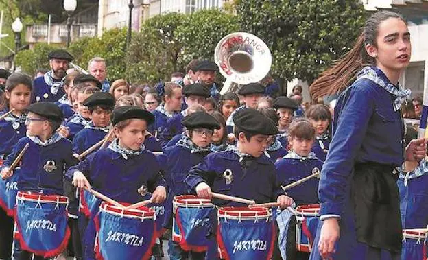 Los más pequeños desfilando con remos, cestas y salabardos