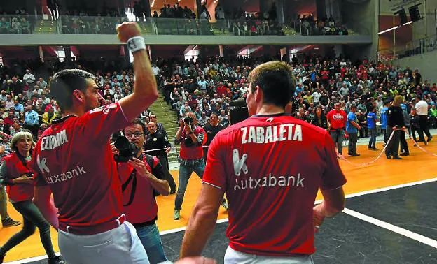 Campeones. Tras cerrar la victoria, Joseba Ezkurdia y José Javier Zabaleta saludan a sus seguidores desde el centro de la cancha del frontón Bizkaia. 