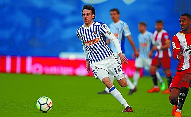 Capitán. Pardo fue el capitán de la Real en el encuentro contra el Girona y cuajó un buen partido.