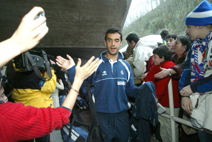 Los aficionados hacen pasillo a Prieto antes de un partido ante el Barcelona en 2006. 