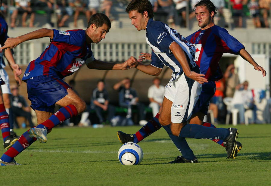 Amistoso de pretemporada entre la Real Sociedad y el Eibar en 2004. Prieto intentando eludir el acoso de dos rivales.