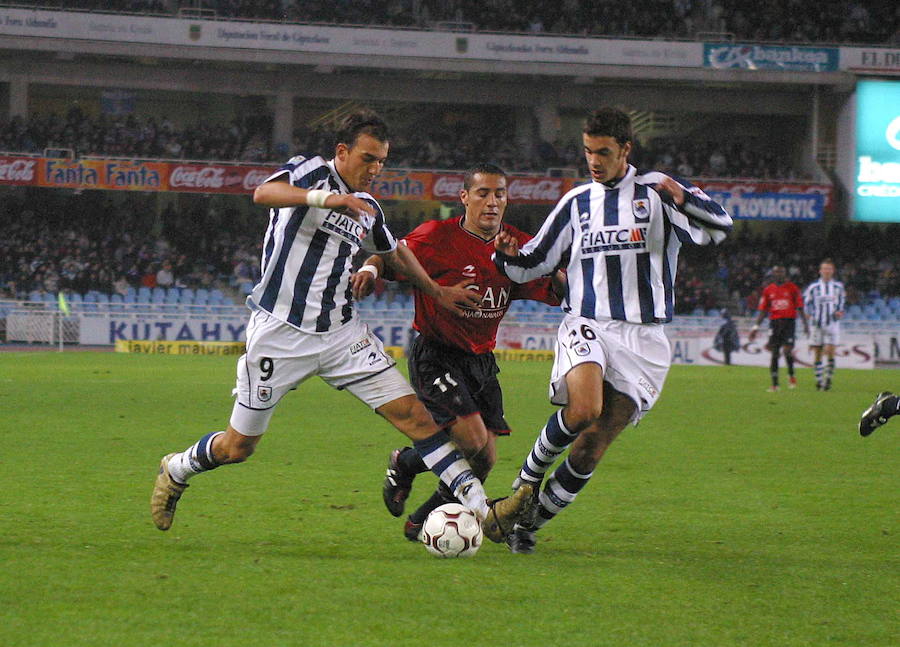 Encuentro de la Real Sociedad y el Osasuna en 2003. Darko Kovacevic y Xabi Prieto apoyándose en la jugada mientras un rival trata de imperdirlo.