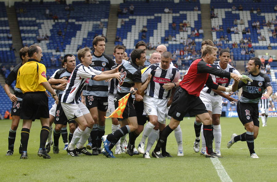 Encuentro amistoso de pretemporada entre West Bromwich y la Real Sociedad. Prieto, semitapado por el árbitro, en plena tangana en 2006.