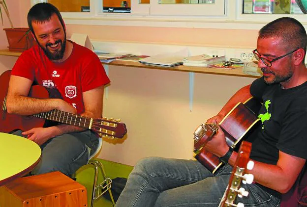 Varios asistentes, con sus guitarras en el taller organizado en el Punto de Información Juvenil. 