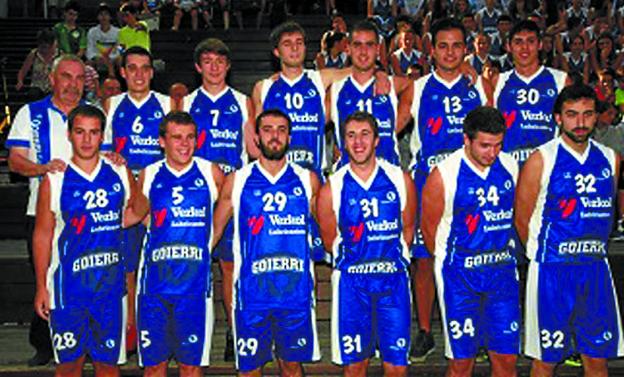 Baloncesto. Los componentes del equipo sénior masculino de la familia de baloncesto del Goierri. 