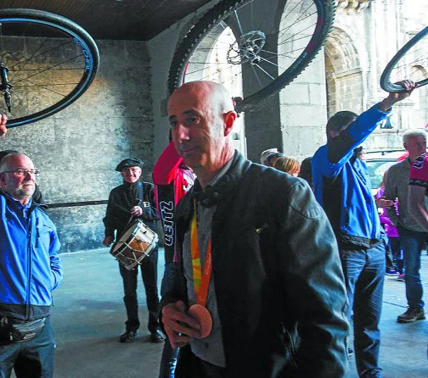 Ciclismo. Con la medalla olímpica, en el homenaje que le ofreció el Ayuntamiento en 2016. 