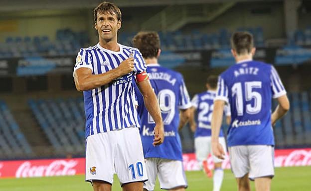 Xabi Prieto se agarra el escudo para celebrar un gol en el duelo de esta temporada ante el Villarreal. 