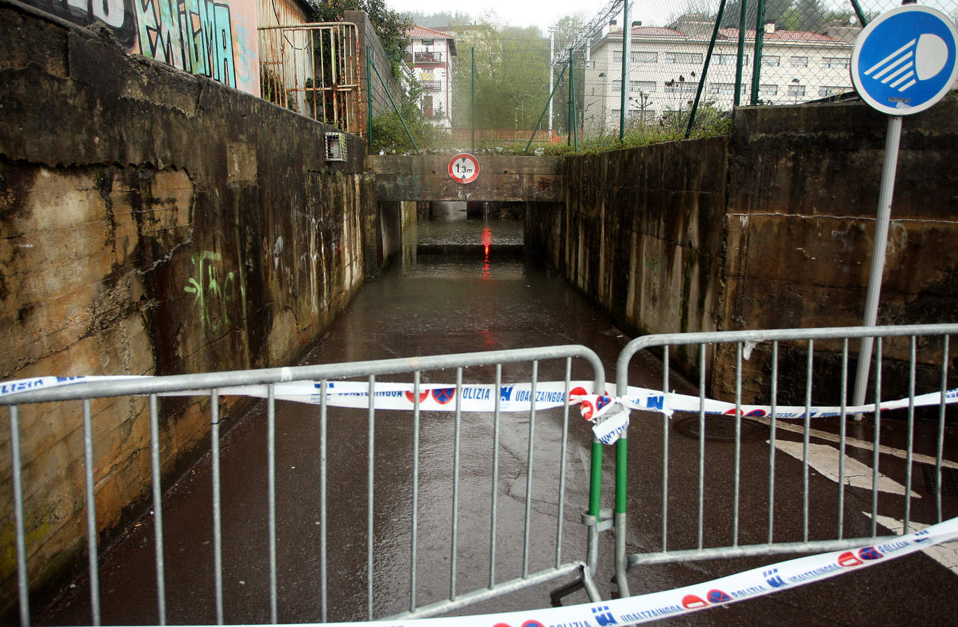 Las persistentes lluvias de las últimas horas han provocado que los ríos de Gipuzkoa estén a tope. La alerta naranja continúa activa. 